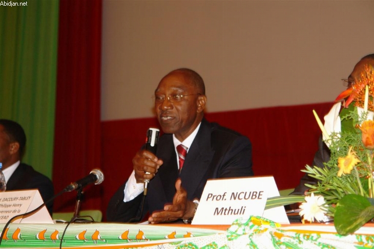 Bceao / Face au taux de bancarisation très bas - Le Gouverneur Dacoury incite la population à l’ouverture de comptes